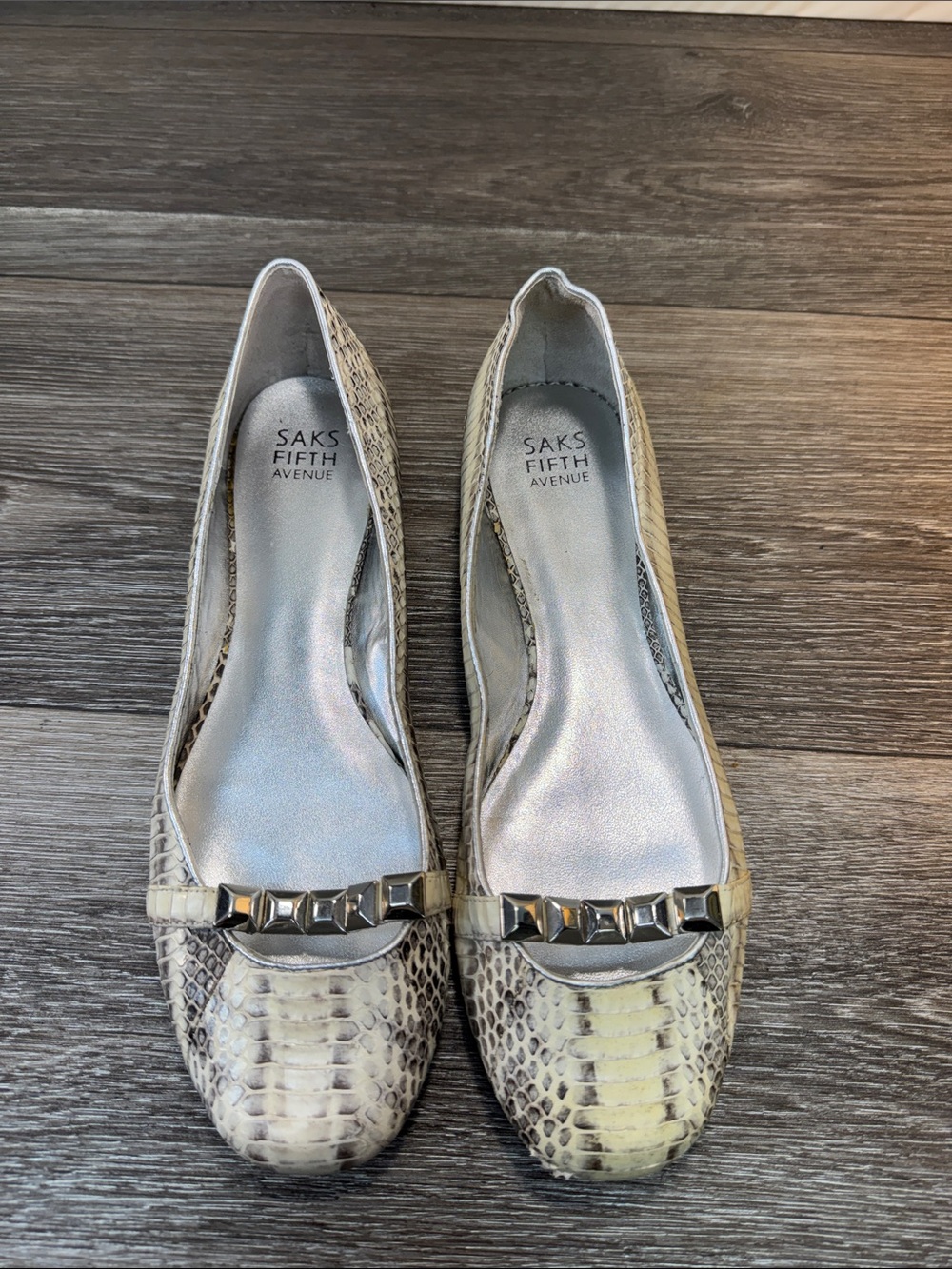 Saks Fifth Avenue Cream Snake-Print Studded Ballet Flats SZ 10 (h218)